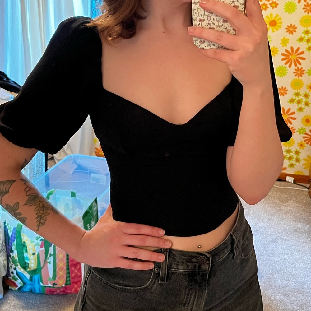 Aritzia Wilfred Puff Sleeve Sweetheart Neckline Crop Top
